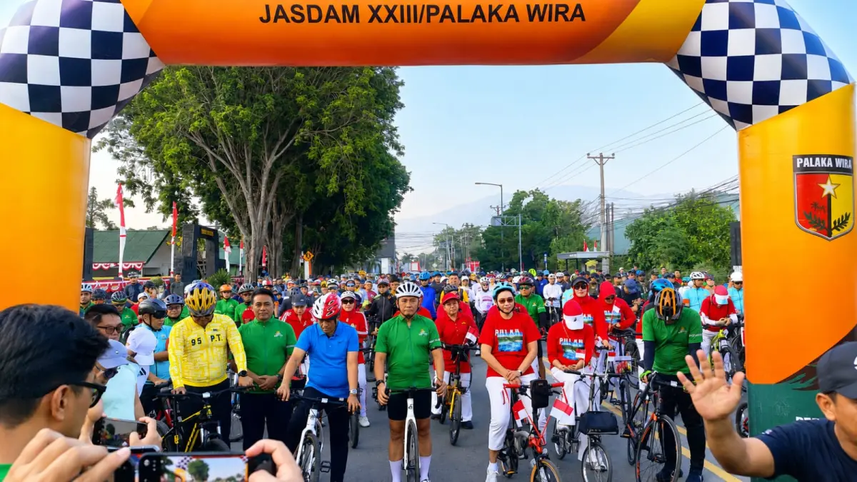 Gubernur Sulawesi Tengah Anwar Hafid bersama Pangdam XXIII/Palaka Wira Mayjen TNI Jonathan Binsar Parluhutan Sianipar melepas Gowes Palaka Wira dalam rangka HUT ke-1 Kodam XXIII/Palaka Wira, Sabtu (8/8/2026). FOTO: BIRO ADPIM SULTENG&nbsp;
