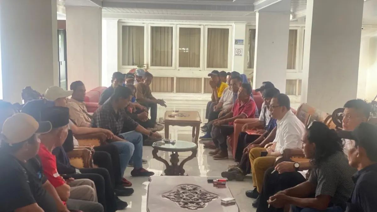PANSUS: Ketua Pansus konflik agraria Tolitoli, Muh. Nurmansyah Bantilan, saat menerima aspirasi dari para petani Tolitoli, di gedung DPRD Sulteng.(FOTO: HUMAS DPRD SULTENG/RADAR PALU) 
