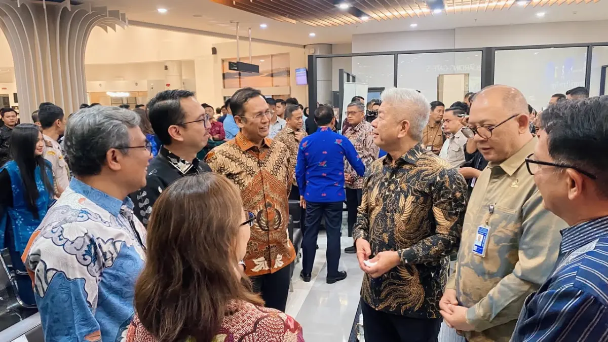 POSITIF: Ketua Komisi IV DPRD Sulteng, Hidayat Pakamundi (tengah), saat hadir bersama Gubernur, pejabat, dan pengusaha Sulteng, di penerbangan perdana internasional Palu-Guangzhou.(FOTO: HUMAS DPRD SULTENG/RADAR PALU).