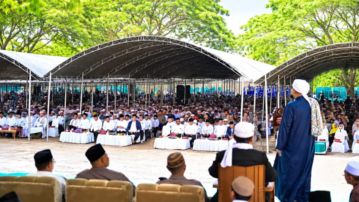 Ribuan jamaah menghadiri Haul ke-5 Alhabib Saggaf bin Muhammad Aljufri di Pondok Pesantren Alkhairaat Madinatul Ilmi Dolo, Sigi, Sabtu (8/8/2026). FOTO: BIRO ADPIM SULTENG&nbsp;