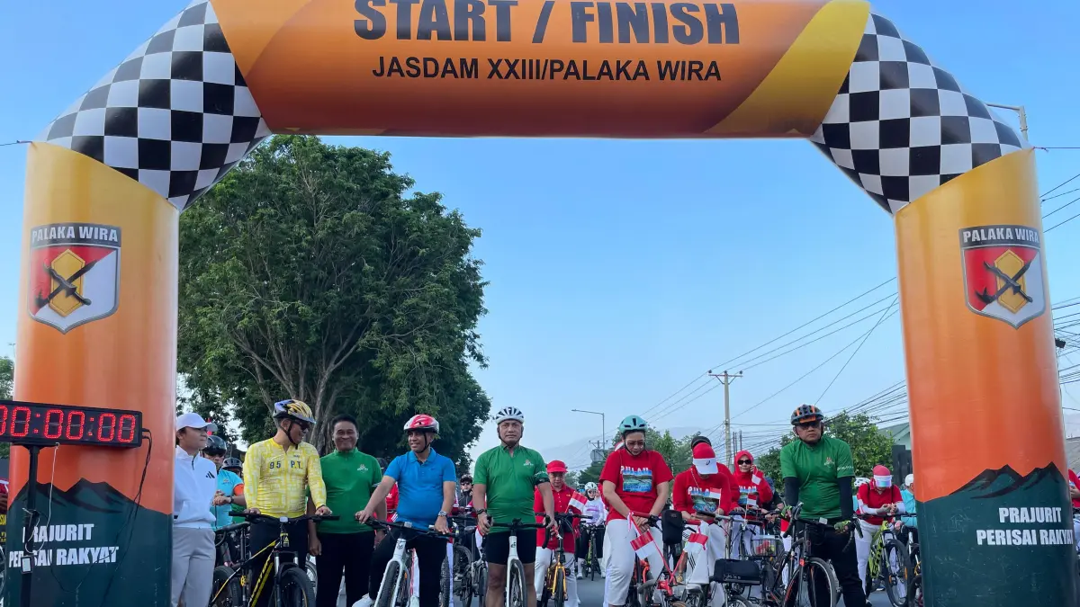 Ribuan peserta memeriahkan Gowes Palaka Wira dalam rangka HUT Ke-1 Kodam XXIII/Palaka Wira di Kota Palu.&nbsp;