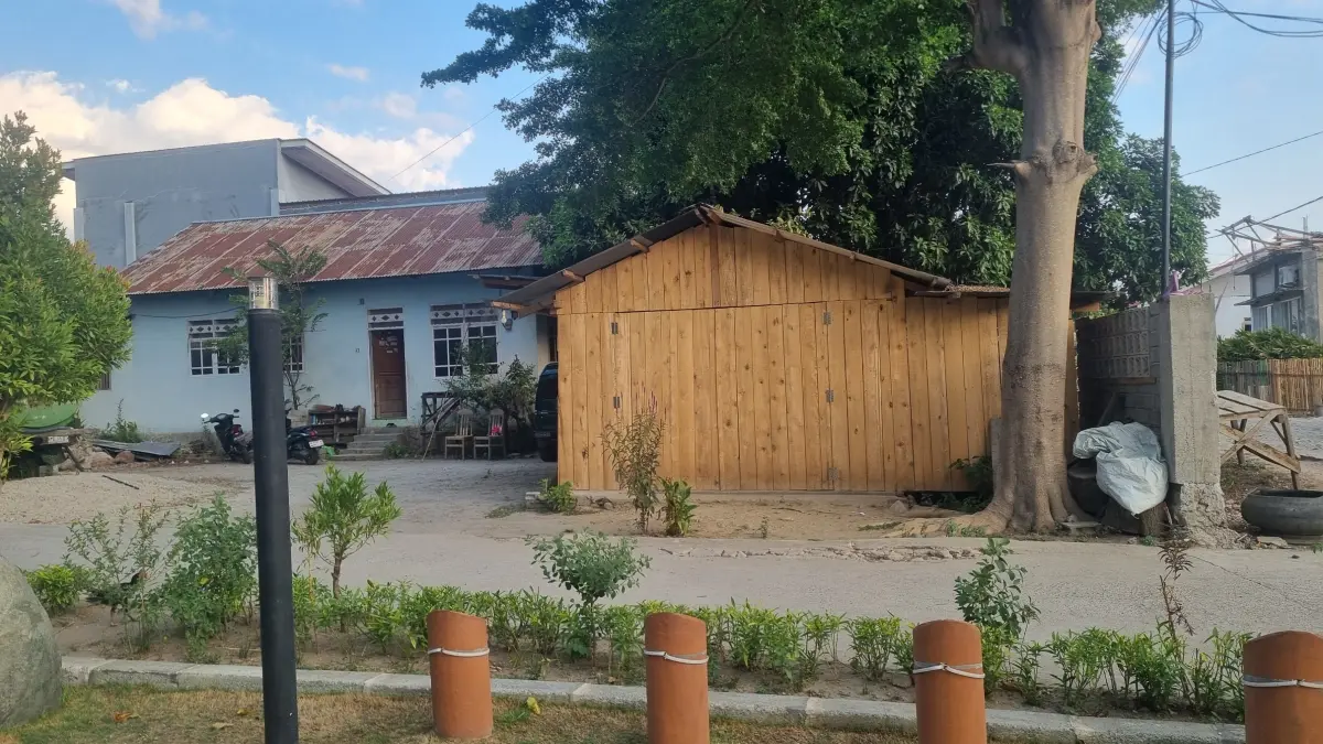 Suasana Sore di Taman RTH Mebere, Kelurahan Lasoani, Kota Palu, Jumat (7/8). Meski menjadi ruang publik baru yang diminati warga, sejumlah fasilitas penunjang seperti toilet dan sarana bagi pelaku UMKM dinilai masih perlu dilengkapi agar kenyamanan pengunjung dan aktifitas ekonomi masyarakat semakin optimal