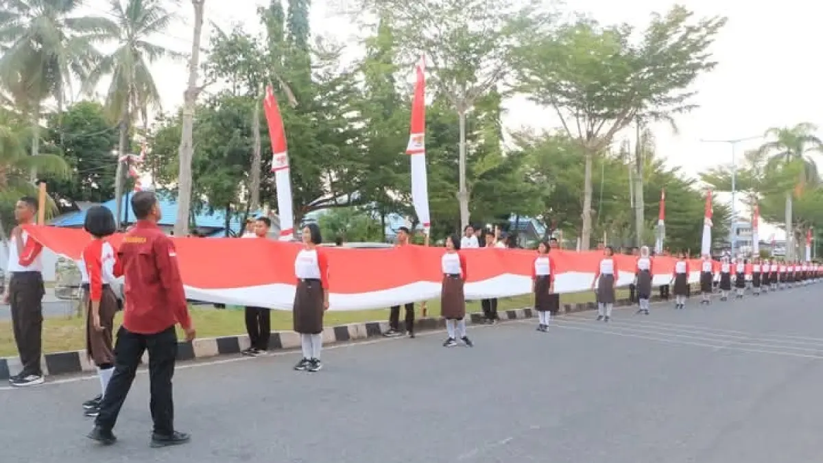 BENDERA: Tampak&nbsp; kegiatan pembentangan bendera merah putih di Kabupaten Poso.(FOTO: BUDIYANTO WIHARTO/RADAR PALU)