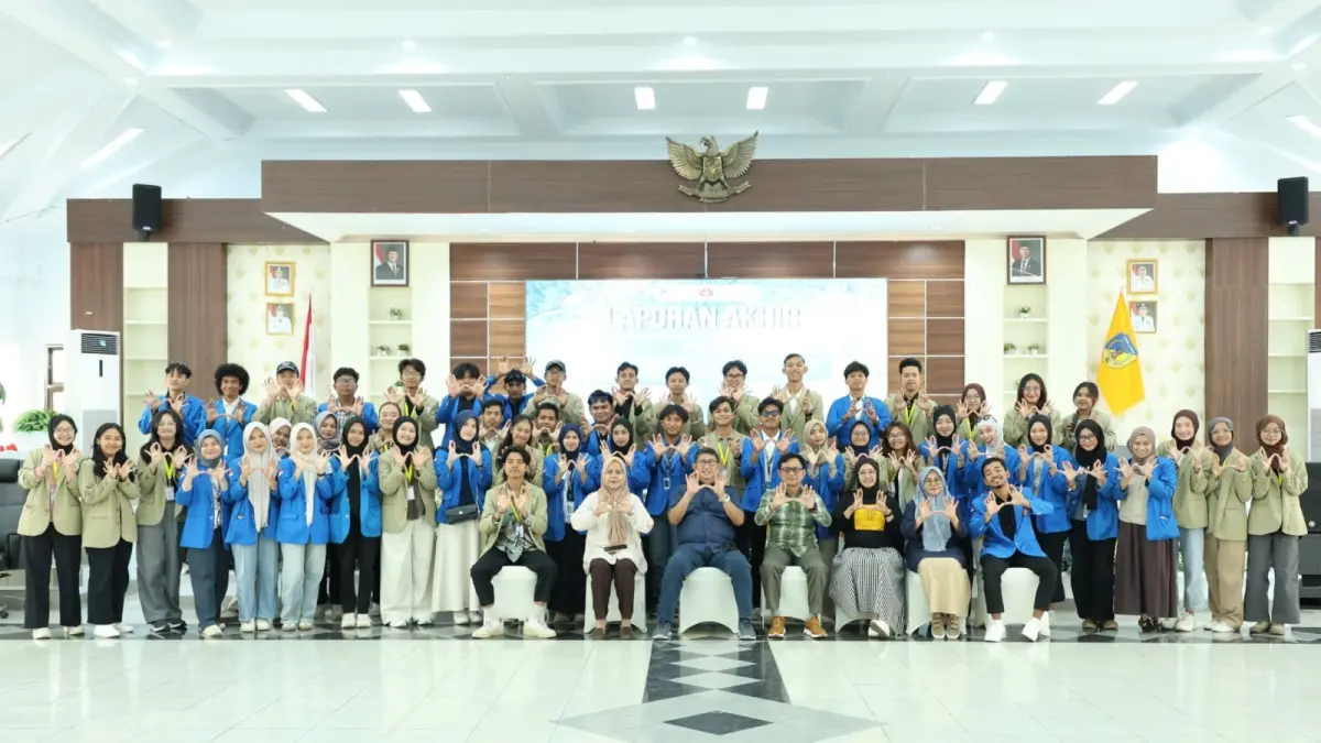 DIINGATKAN : Mahasiswa UGM-Untad saat foto bersama dengan jajaran pejabat Pemkab Donggala.(FOTO: ISTIMEWA/RADAR PALU).