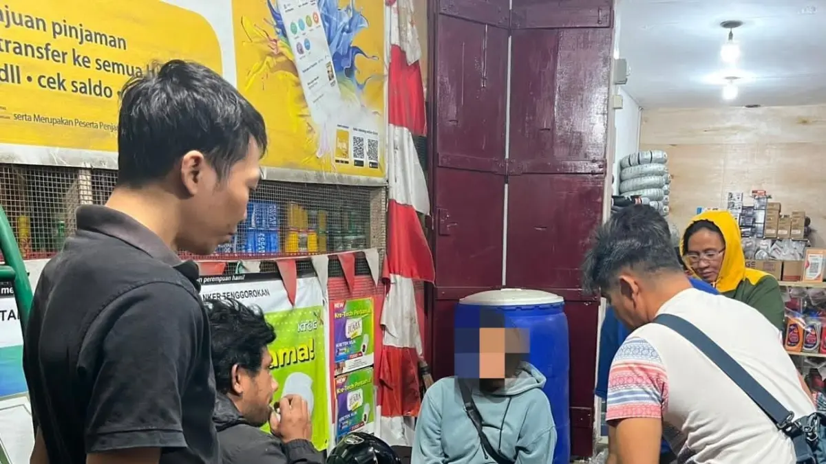 DITANGKAP: Emak-emak berinisial RS (57) warga Kelurahan Kaleke, ditangkap polisi usai diduga menjadi pengedar narkoba jenis sabu di Luwuk Kabupaten Banggai.(FOTO: ISTIMEWA/RADAR PALU). 
