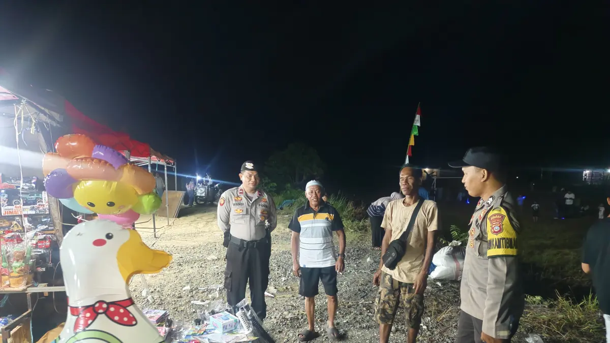 IMBAUAN: Personel Polres Morowali, memberikan imbauan kepada warga agar menjaga Kamtibmas.(FOTO: SUPRIYONO/RADAR PALU).