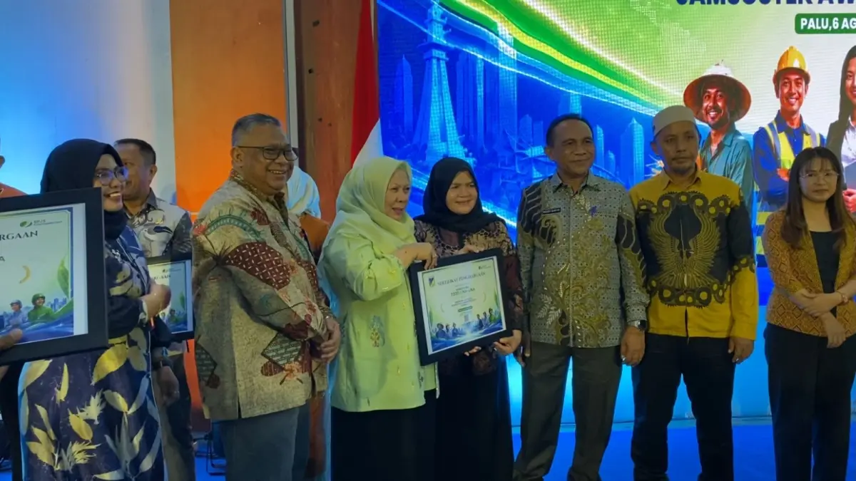PERNGHARGAAN: Wagub Sulteng, dr. Renny Lamadjido, berkenan memberikan penghargaan Jamsostek Award 2026 kepada Wabup Touna, Hj. Surya Lapasiri, disaksikan Kepala BPJS Touna, Saaid Lamenni.(FOTO: ISTIMEWA/RADAR PALU).  