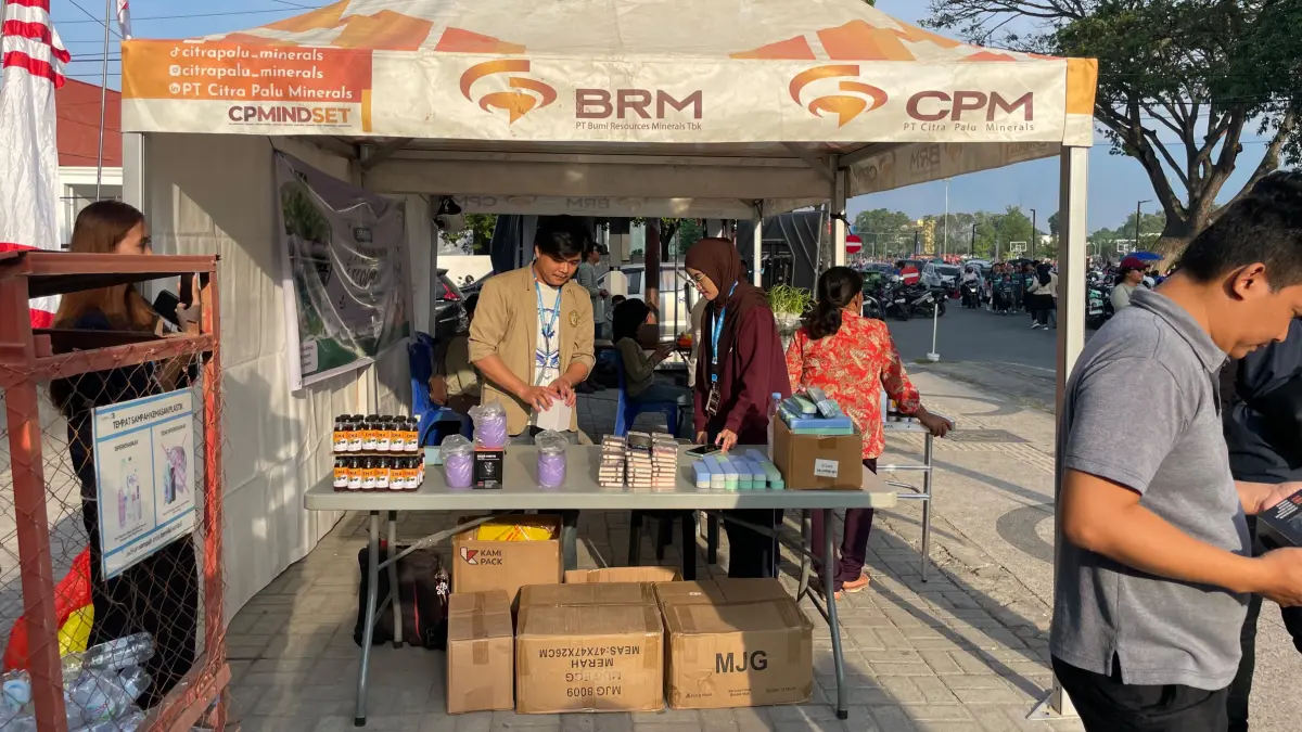 PT CPM mengajak masyarakat menukarkan botol plastik bekas dengan sejumlah barang, Minggu (09/08/2026). FOTO: RAFFY AKBAR