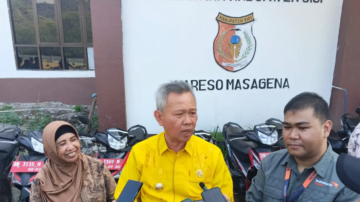 REVITALISASI: Bupati Sigi, Moh. Rizal Intjenae didampingi Kaban PPKAD, Hajar Modjo, sedang memberi keterangan mengenai revitalisasi pendidikan di Kabupaten Sigi.(FOTO: ANGEL SUMBARA/RADAR PALU).   