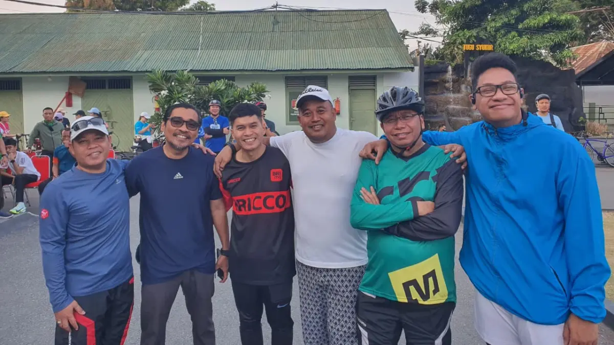 Semangat kebersamaan mewarnai Gowes HUT pertama Kodam XXIII/Palaka Wira. Lima pimpinan cabang BRI se-Sulawesi Tengah turut ambil bagian bersama ribuan peserta dalam ajang olahraga yang dilepas Gubernur Sulteng dan Pangdam XXIII/Palaka Wira.