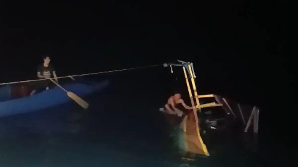 TENGGELAM: Aparat Polsek Lamala mendatangi lokasi perahu yang tenggelam di perairan Desa Minangandala, Kecamatan Masama, Kabupaten Banggai, Jumat (7/8/2026) jam 21:00 Wita.(FOTO: NENDRA PRASETYA/RADAR PALU).