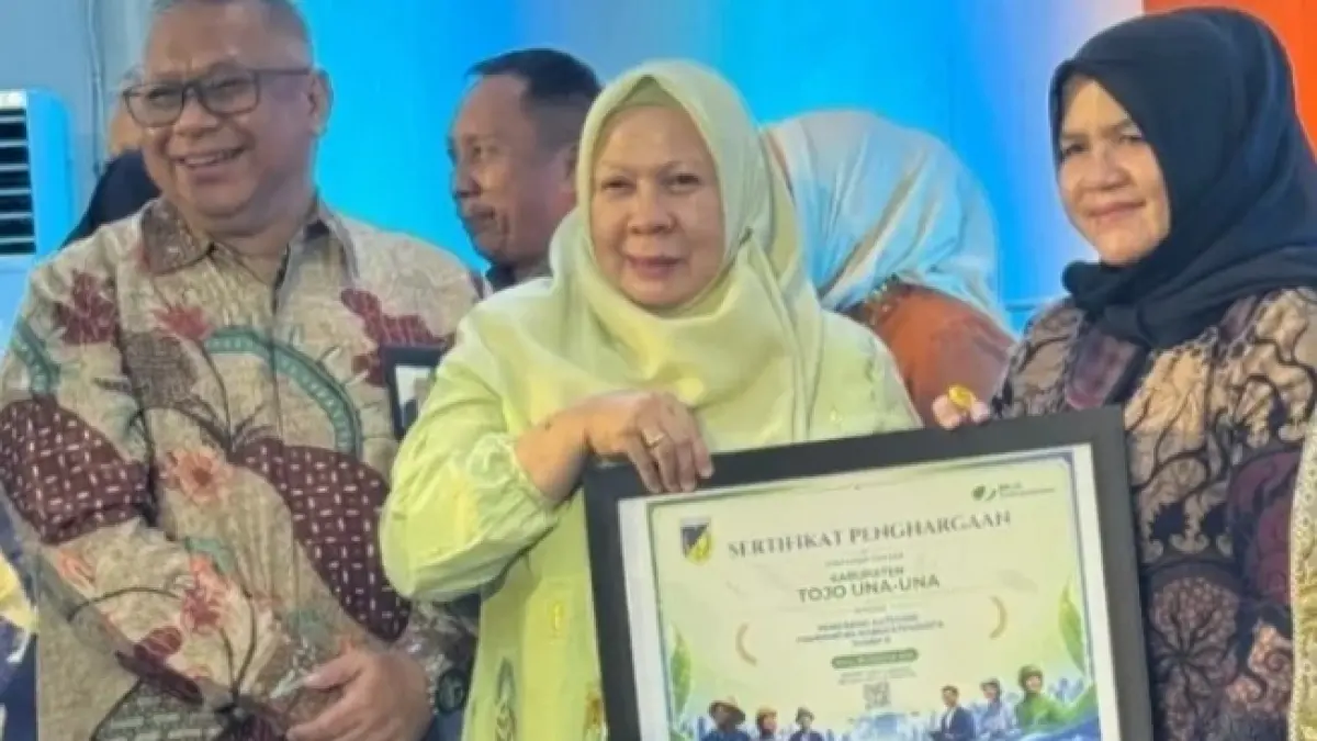TERBAIK: Wagub Sulteng, dr. Renny Lamadjido, memberikan pernghargaan Jamsostek Award 2026 kepada Wabup Touna, Hj. Surya Lapasiri.(FOTO/ISTIMEWA/RADAR PALU).