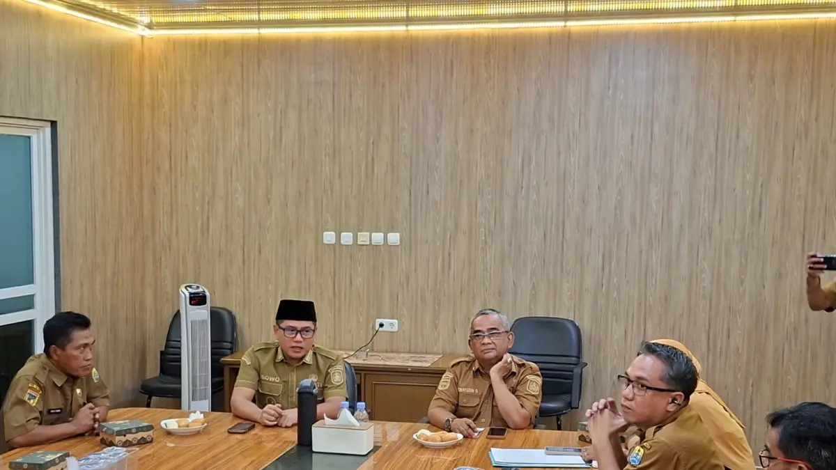 ARAHAN: Bupati Buol, Risharyudi Triwibowo (kedua kiri, pakai songkok), sedang memberikan arahan saat memimpin rapat Bersama Satker Sekolah Rakyat, di Kabupaten Buol.(FOTO: DINAS KOMINFO KABUPATEN BUOL/RADAR PALU).