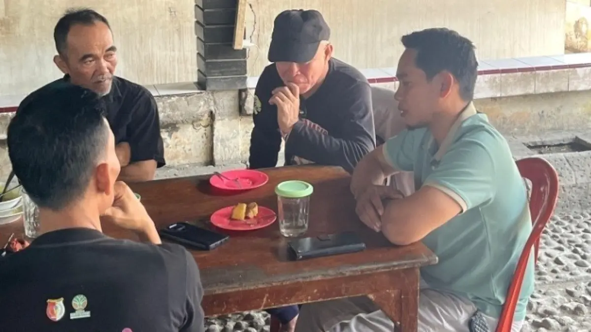 BERDISKUSI: Tampak anggota DPRD Sulteng, dari Fraksi PKS, Takwin, sedang berdiskusi dengan warga, sebagai bentuk kepedulian.(FOTO: HUMAS FRAKSI PKS DPRD SULTENG/RADAR PALU).
