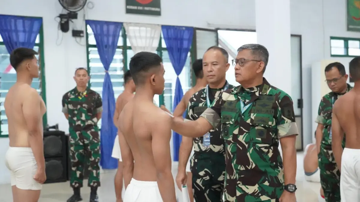 Kasdam XXIII/Palaka Wira Brigjen TNI Agus Sasmita meninjau langsung proses seleksi peserta Caba PK TNI AD Gelombang III TA 2026 di Aula Yonif 711/Raksatama, Palu.