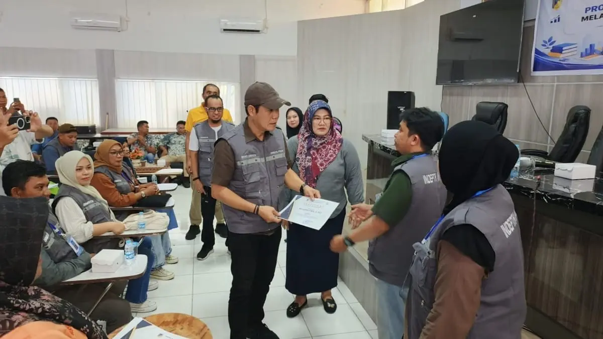 Kepala Dinsos Sulteng Rifki Anata Mustaqim menyerahkan sertifikat kepada peserta Bimtek Enumerator Berani Bersinar di Palu, Minggu (9/8/2026). FOTO: PPID DINSOS SULTENG 
