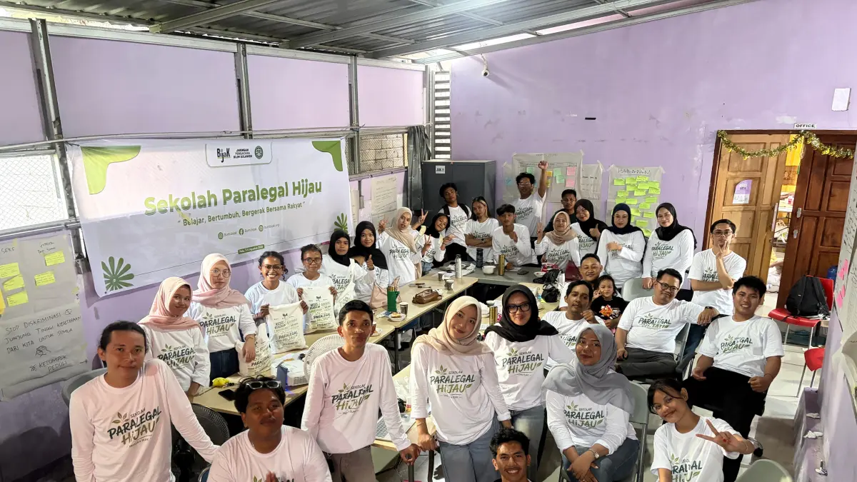 Peserta Sekolah Paralegal Hijau berpose bersama usai mengikuti kegiatan penguatan kapasitas pemuda komunitas dan pemuda adat di Kota Palu, Minggu (9/8). FOTO: IST.