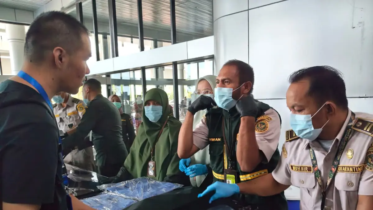 PEMERIKSAAN: Petugas Karantina Sulawesi Tengah memeriksa barang bawaan penumpang penerbangan internasional di Bandara Mutiara SIS Al-Jufrie Palu, Selasa (11/8). Pemeriksaan dilakukan untuk mencegah masuknya hama dan penyakit yang berpotensi mengancam sumber daya hayati Sulawesi Tengah. FOTO: KARANTINA SULTENG.