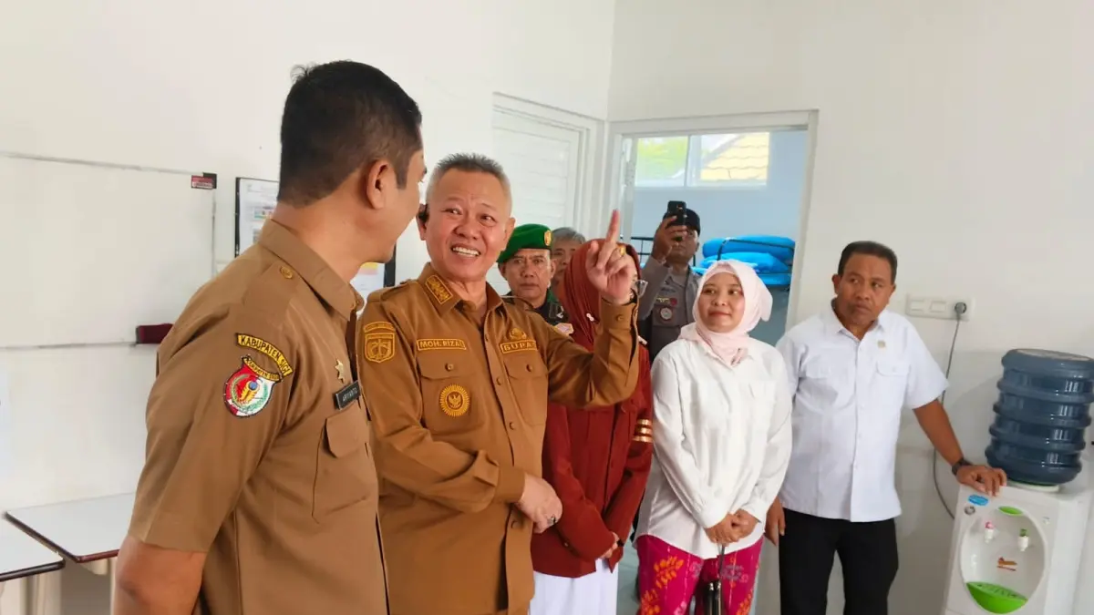PENDATAAN: Bupati Sigi, Moh. Rizal Intjenae sedang berdiskusi dengan Kadis Sosial, Ariyanto, untuk menyiapkan pendataan masyarakat yang masuk kategori desil 1 dan desil 2 sebagai calon penerima layanan pendidikan Sekolah Rakyat.(FOTO: ANGEL SUMBBARA/RADAR PALU).