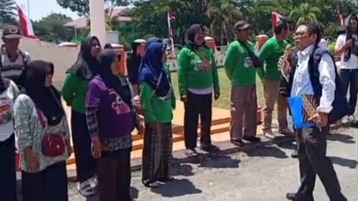 Advokat Rakyat, Agussalim mendampingi warga Desa Tojo yang berunjuk rasa di Kantor Bupati Touna, Senin (10/8/2026). FOTO: IST