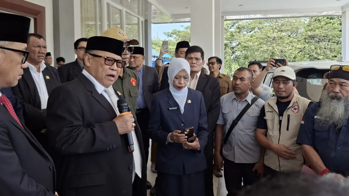 Anggota DPRD Sulteng menerima massa aksi di depan kantor dprd sulteng jalan moh yamin. FOTO: Annisa Nurul Wibdy. 
