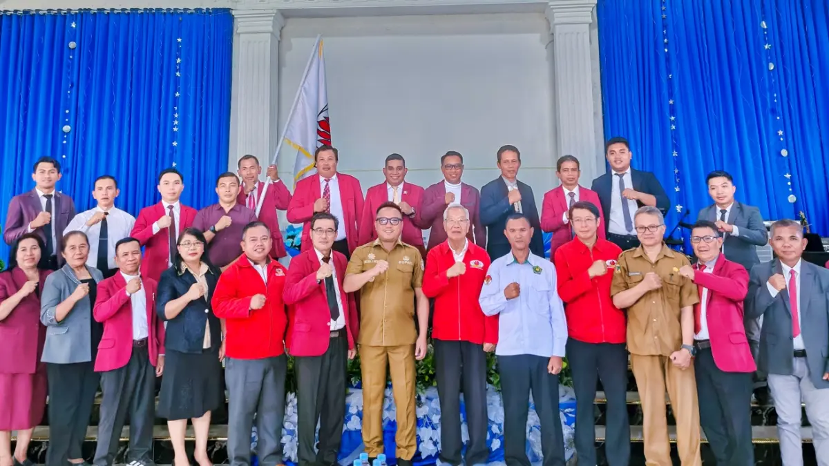 BERSATU: Bupati Morowali Utara Delis Julkarson Hehi bersama pengurus DPC API Kabupaten Morowali Utara di Gedung Gereja GPdI Anggur Baru, Beteleme, Senin (10/8/2026). (FOTO: ISTIMEWA/RADAR PALU)