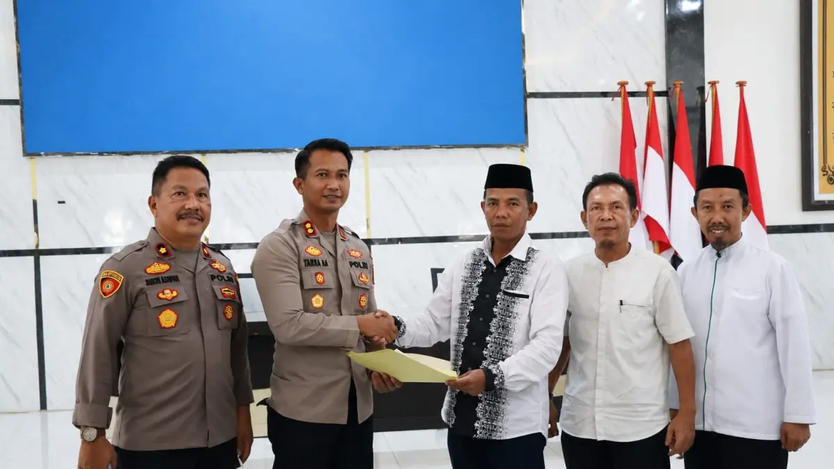 KUNJUNGAN: Kapolres Touna, AKBP Yanna Djayawidya, menerima kunjungan silaturahmi dari Aliansi Masyarakat Muslim Touna di Aula Bhakti Satria Polres Touna, Senin (10/8/2026).(FOTO: HERIYANTO LIMAHU/RADAR PALU).