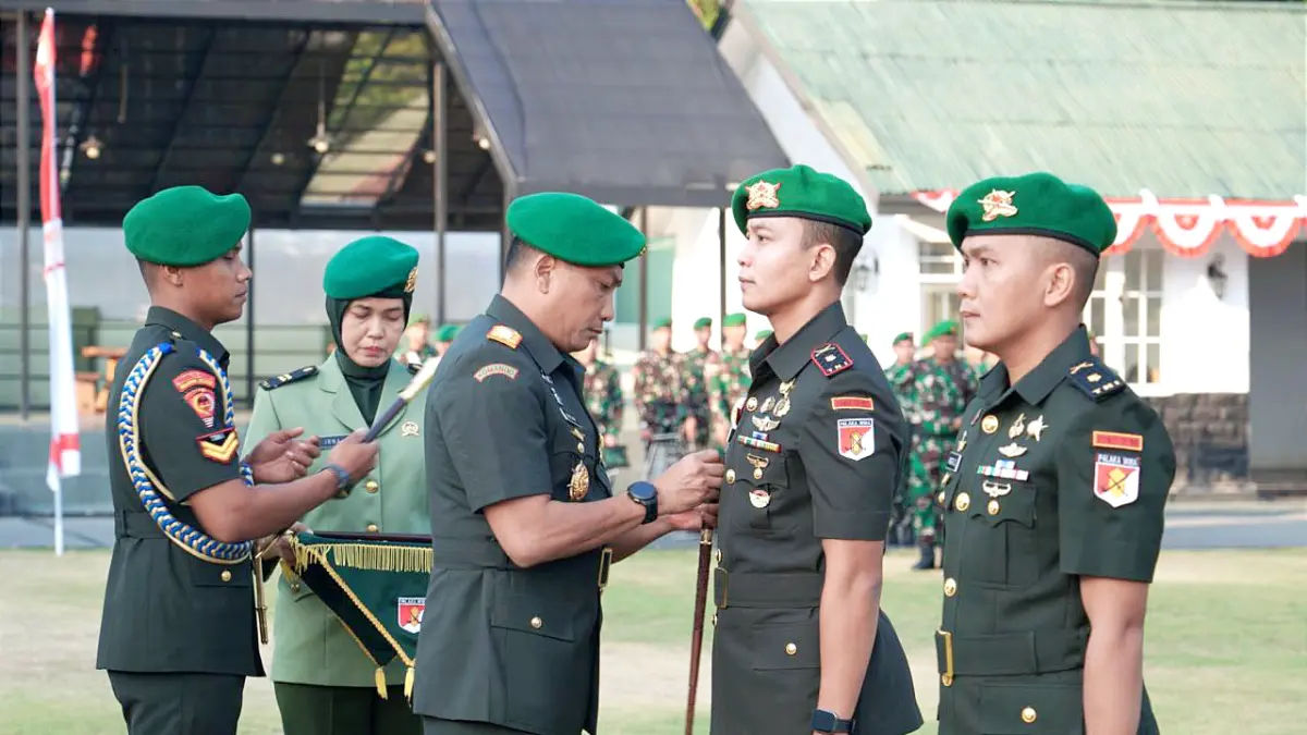Pangdam XXIII/Palaka Wira Mayjen TNI J. Binsar P. Sianipar menyerahkan jabatan Danyonif TP 917/KMM dan Danyonif TP 918/MM dalam upacara di Makodam XXIII/Palaka Wira, Palu.