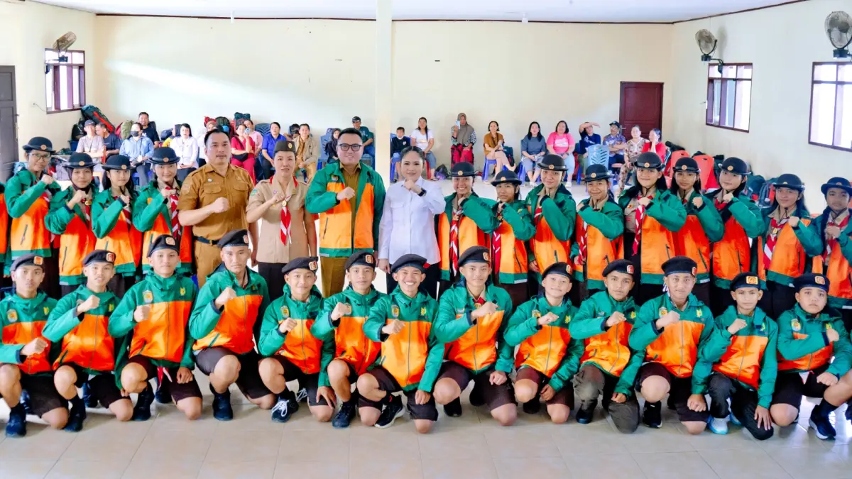 PELEPASAN: Bupati Morowali Utara Delis Julkarson Hehi resmi melepas kontingen Kwarcab Morowali Utara menuju Jamnas XIII, Senin (10/8/2026). (FOTO: ISTIMEWA/RADAR PALU)