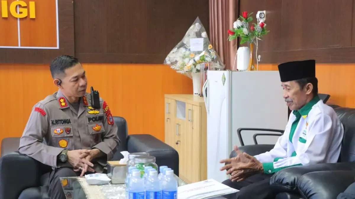 PERTEMUAN: Kapolres Sigi AKBP Kari Amsah Ritonga bersama Ketua BAZNAS Kabupaten Sigi Drs. H. M. As’ad Syukur membahas penguatan kerja sama tersebut dalam pertemuan di ruang kerja Kapolres Sigi.(FOTO: ANGEL SUMBARA/RADAR PALU).