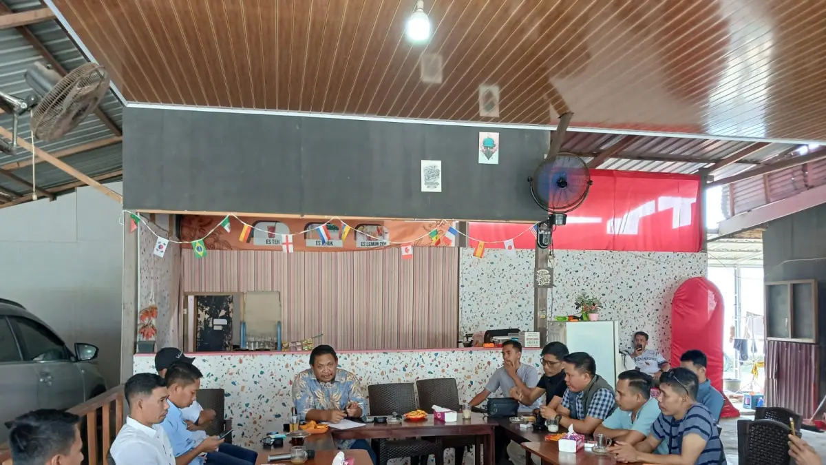RAPAT: Aliansi Morowali Menggugat &nbsp;pada saat rapat , satukan persepsi agar pemerintah melakukan revisi Kepmen ESDM No.157.(FOTO: SUPRIYONO/RADAR PALU).