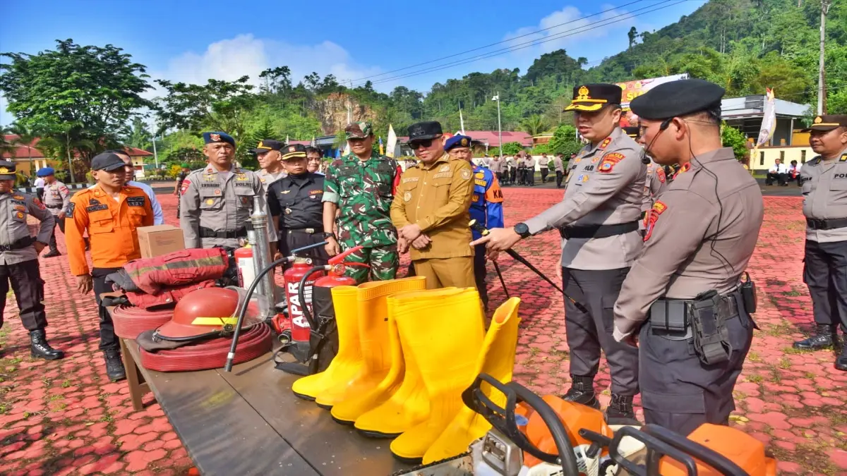 SIAGA: Usai apel, Bupati bersama Kapolres, para PJU Polres, dan Kasatpol PP Morowali Utara memeriksa langsung berbagai peralatan pendukung pencegahan Karhutla, Selasa (11/8/2026). (FOTO: ISTIMEWA/RADAR PALU)
