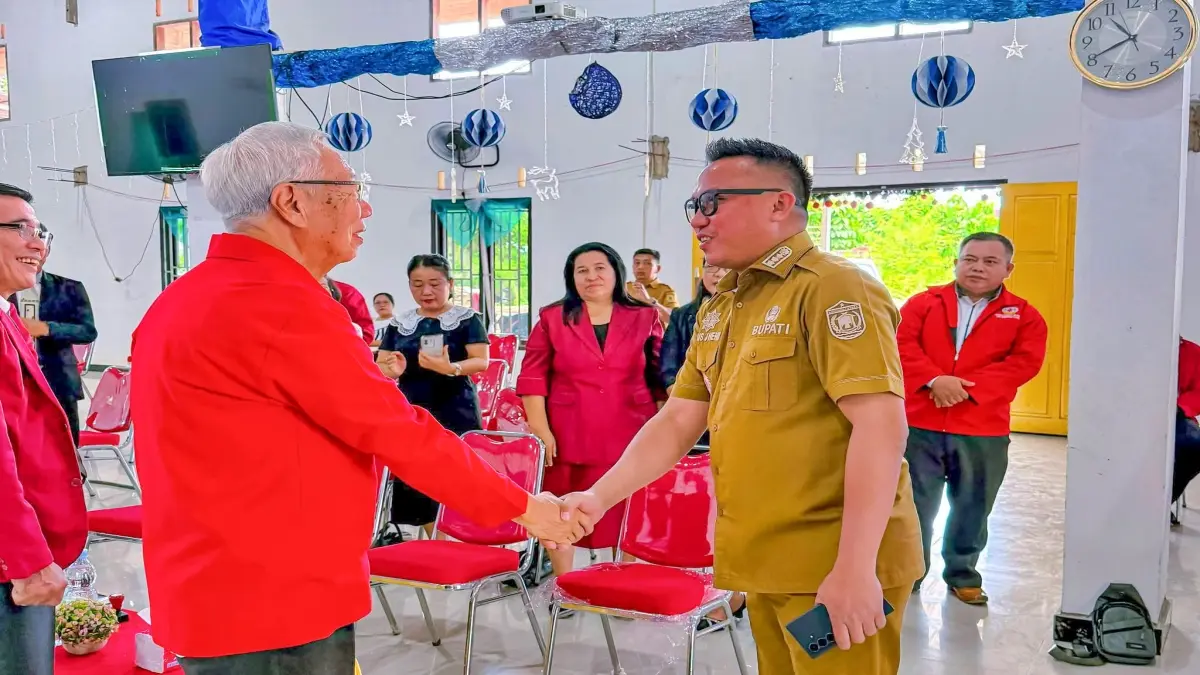 SILATURAHMI: Bupati Morowali Utara Delis Julkarson Hehi menyalami Ketua DPC API Kabupaten Morowali Utara periode 2026-2031 Pdt. Semuel Baide usai pelantikan di Gedung Gereja GPdI Anggur Baru, Beteleme, Senin (10/8/2026). (FOTO: ISTIMEWA/RADAR PALU)