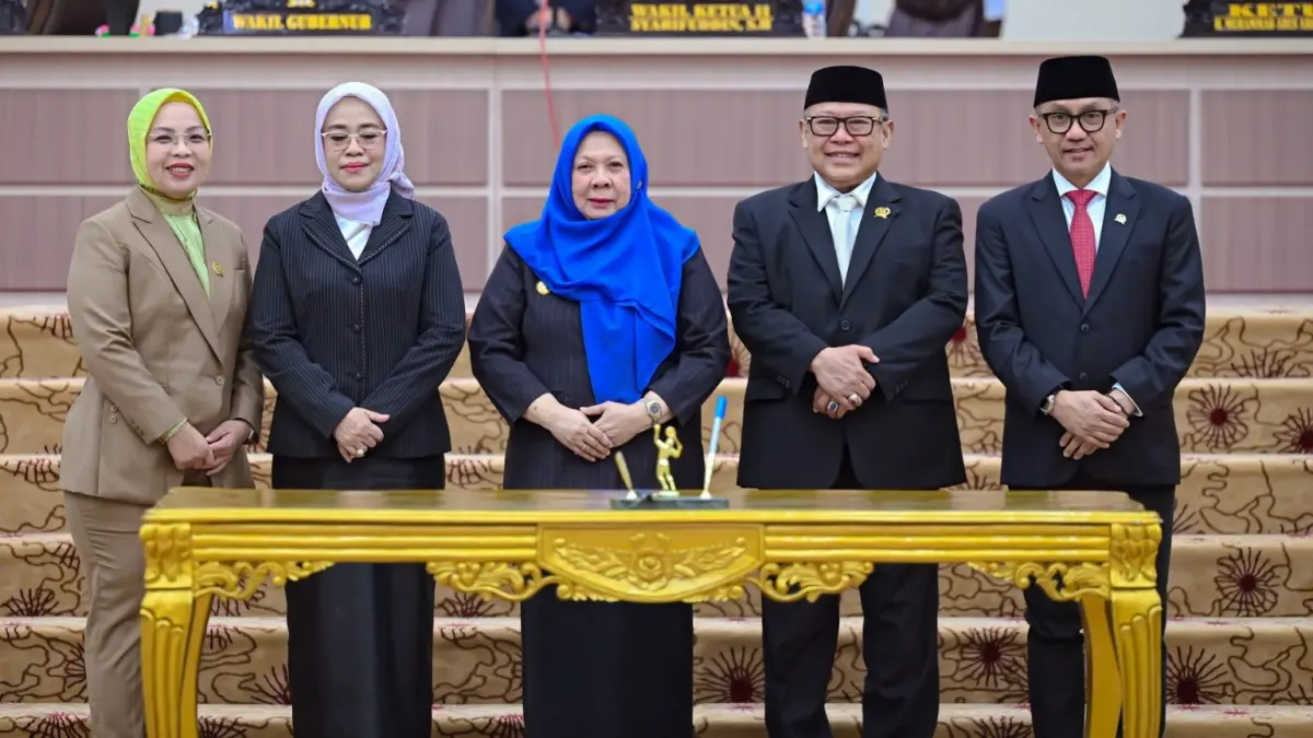 Wakil Gubernur Sulawesi Tengah Reny A. Lamadjido bersama pimpinan DPRD Sulteng dalam Rapat Paripurna Penandatanganan Nota Kesepakatan KUA-PPAS Tahun Anggaran 2027 di Ruang Sidang Utama DPRD Sulteng, Selasa (11/8/2026). FOTO: BIRO ADPIM SULTENG