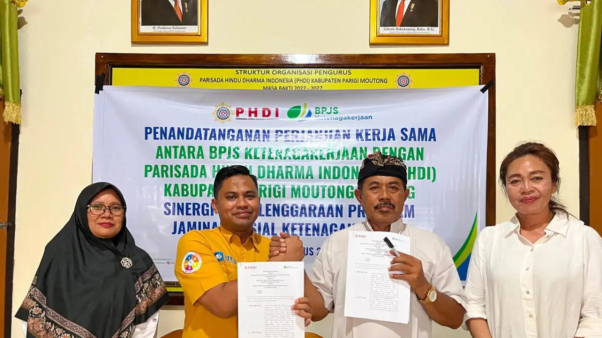 Foto bersama usai penandatanganan Perjanjian Kerja Sama (PKS) tentang Sinergi Penyelenggaraan Program Jaminan Sosial Ketenagakerjaan. (DOK: BPJS Ketenagakerjaan Palu)