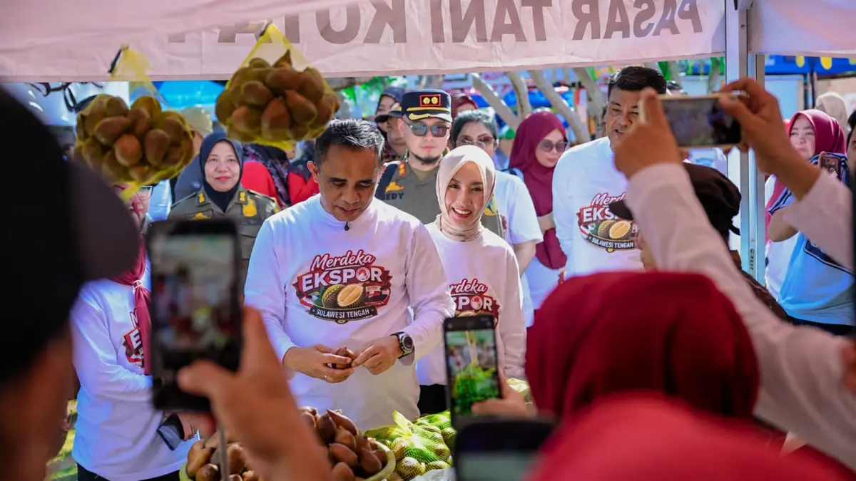 Gubernur Sulawesi Tengah Anwar Hafid membuka kegiatan Berani Merdeka Ekspor Durian di Sulteng, Rabu (12/8). FOTO: BIRO ADPIM SULTENG&nbsp;