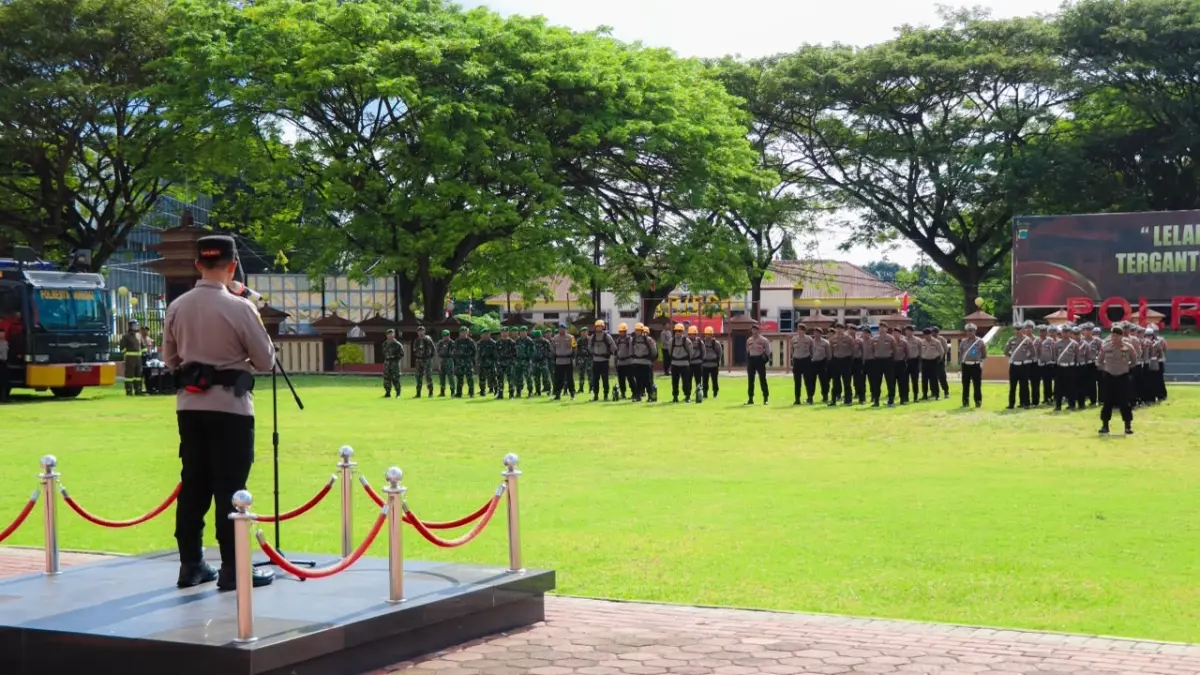 KARHUTLA: Kapolresta Banggai Kombes Pol. Hendri Yulianto, S.I.K., M.H memimpin apel gelar pasukan di wilayah hukum Polresta Banggai, Selasa (11/8/2026).(FOTO: NENDRA PRASETYA/RADAR PALU)