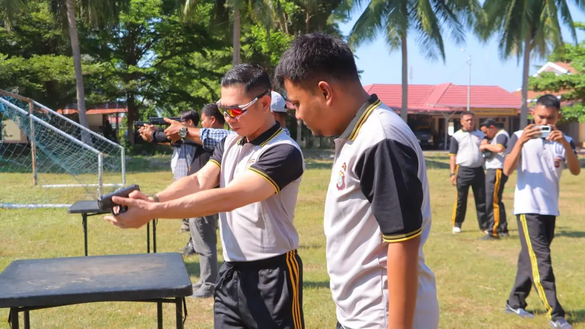 LATIHAN: Kapolres Sigi AKBP Kari Amsah Ritonga, saat memimpin latihan menembak.(FOTO: ANGEL SUMBARA/RADAR PALU).