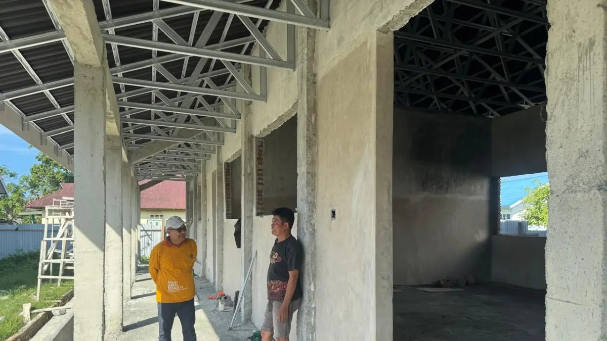 
MEMERIKSA: Ketua tim Sarana dan Prasarana Kanwil Kemenag Sulteng, Moh. Rusli, sedang turun lapangan mengecek progres akhir proyek PHTC Sulteng.(FOTO: ISTIMEWA/RADAR PALU).