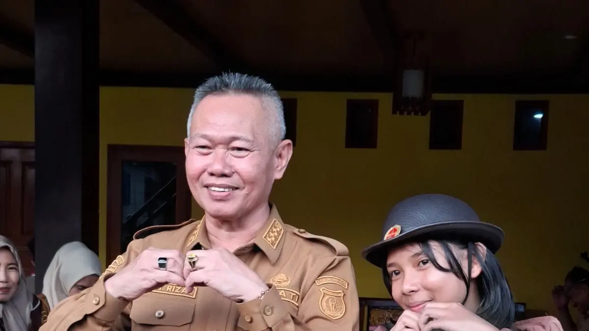 PRAMUKA: Bupati Sigi, Moh. Rizal Intjenae, foto bersama dengan salah seorang peserta Pramuka dari Kabupaten Sigi.(FOTO: ANGEL SUMBARA/RADAR PALU).