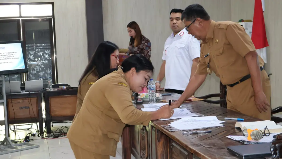 Proses penandatangan komitmen terhadap pejabat yang diberikan kewenangan. (Ist)