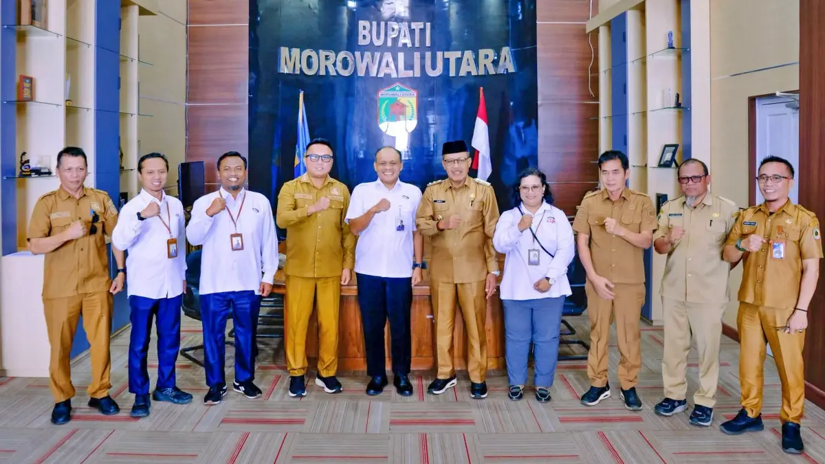 EVALUASI: Kepala Perwakilan BPKP Sulawesi Tengah Agus Yulianto (tengah) bersama jajarannya dalam kunjungan kerja di Ruang Kerja Bupati Morowali Utara, Selasa (11/8/2026). (FOTO: ISTIMEWA/RADAR PALU)