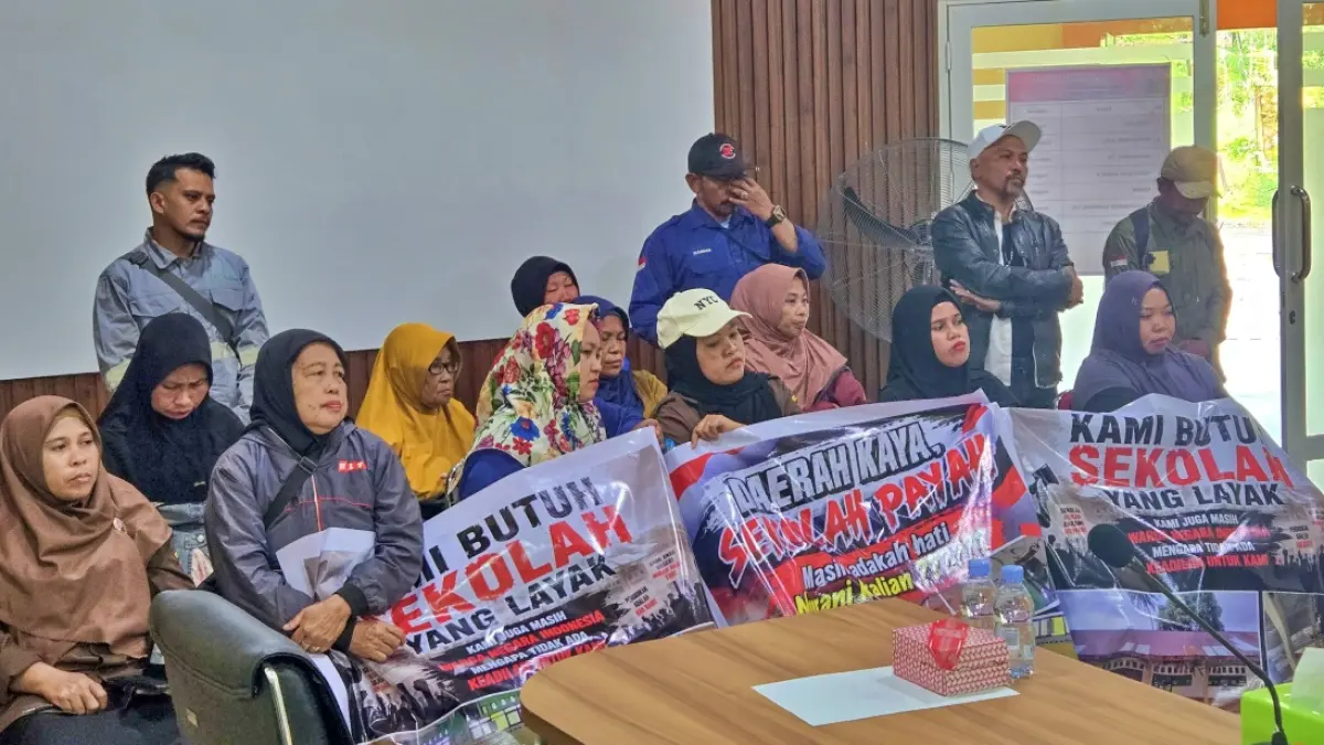 MENGADU: Warga Desa Tanauge yang sudah bosan menunggu kejelasan perbaikan sekolah dasar di lingkungannya mendatangi DPRD Morowali Utara, Kamis (13/8/2026). (FOTO: ISTIMEWA/RADAR PALU)