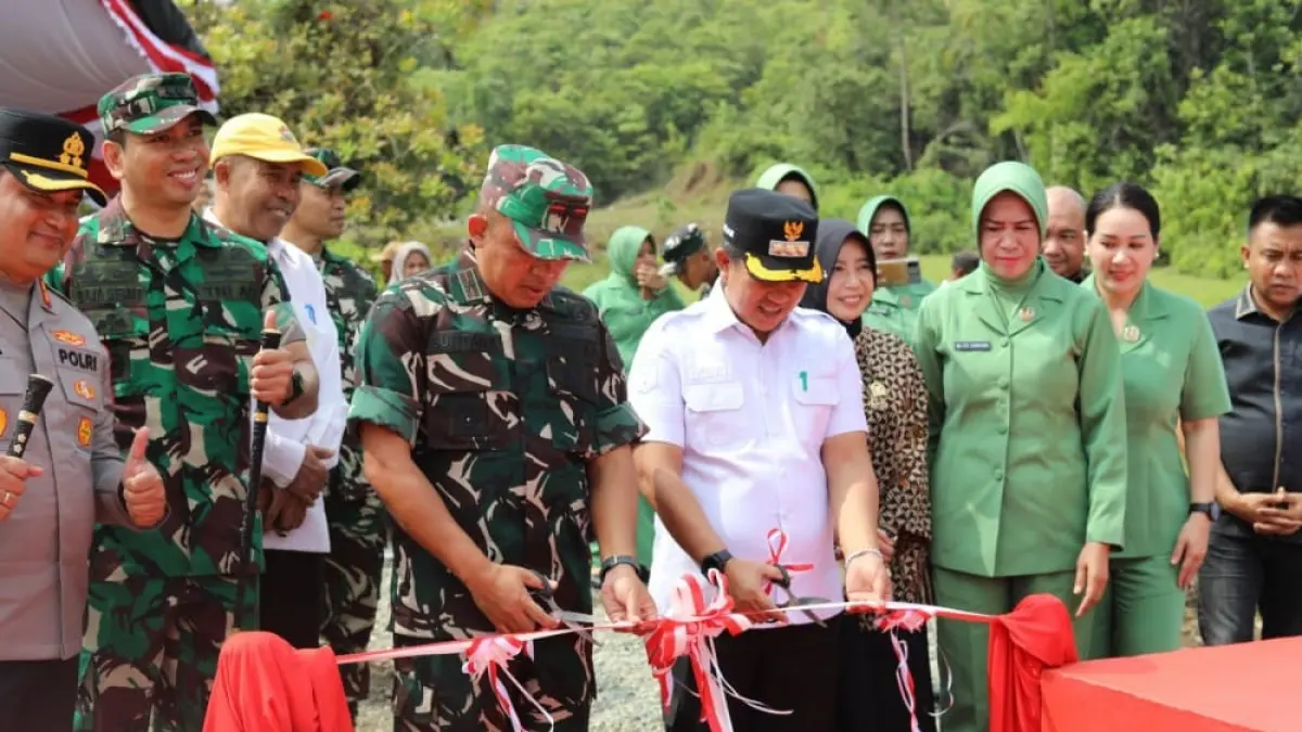 PERESMIAN: Pengguntingan pita oleh Danrem 132 Tdl Brigjen TNI Suntara Wisnu Budi Hidayanta, bersama Bupati Morowali Iksan Rauf, pertanda peresmian jembatan Perintis Garuda Ipi.(FOTO: SUPRIYONO/RADAR PALU).