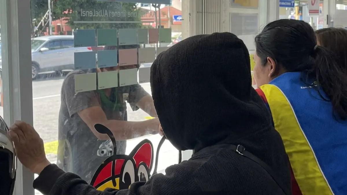 Tangkapan layar video tiga karyawan mini market perempuan menahan pintu agar pria diduga ODGJ tidak memaksa masuk dengan mendorong pintu.(Tangkapan layar video direstorasi dengan AI)