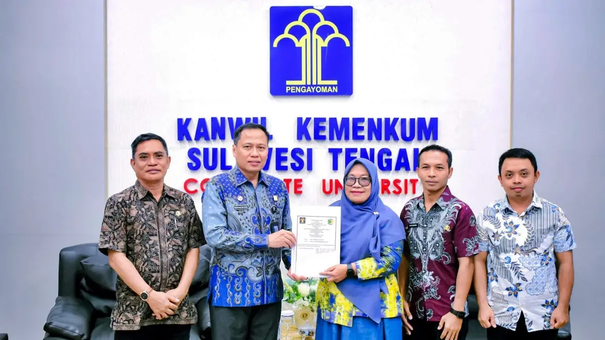 SINERGI: Kabid Penelitian dan Pengembangan Daerah Bappelitbangda Morowali Utara, Isna Lapasila menyerahkan perjanjian kerja sama Penyelenggaraan Fasilitasi Kekayaan Intelektual kepada Kepala Kanwil Kemenkum Sulteng, Rakhmat Renaldy, Kamis (13/8/2026). (FOTO: ISTIMEWA/RADAR PALU.