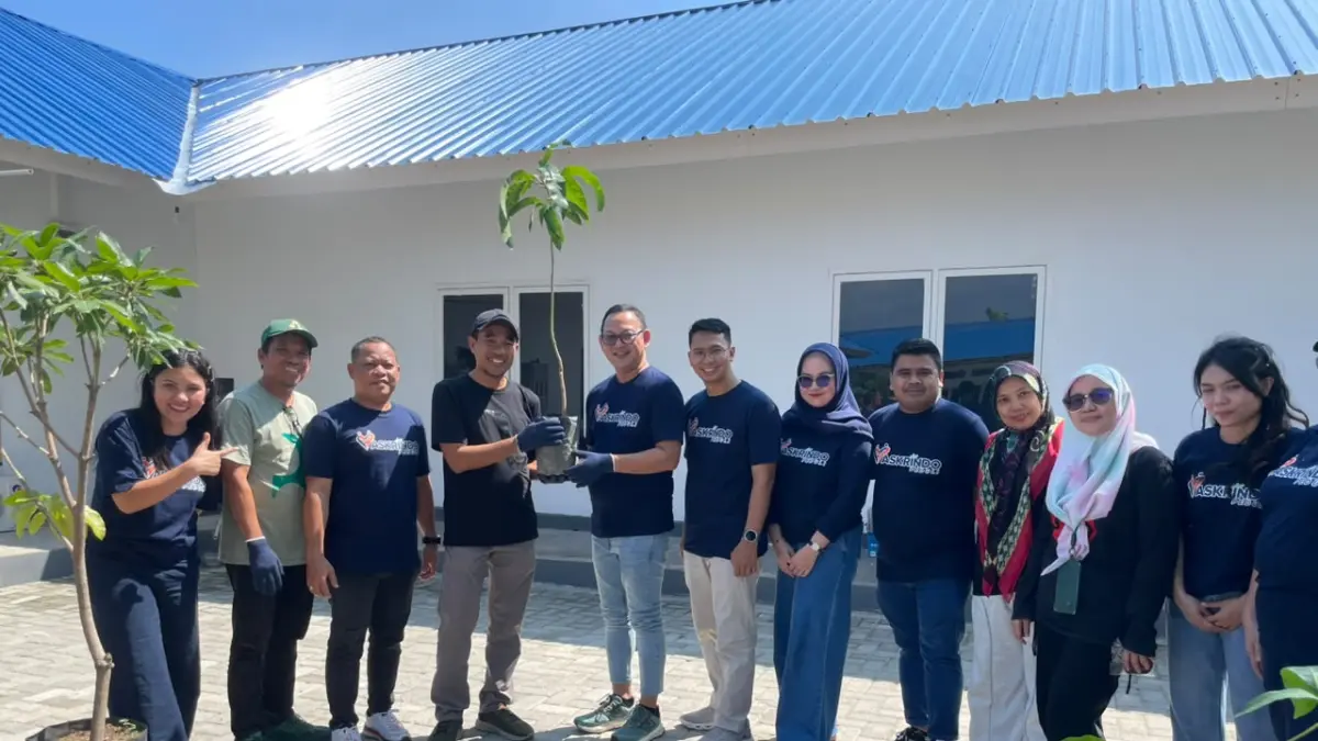 Askrindo memberikan lima bibit pohon mangga kepada Dinas PU Kota Palu, Jumat (14/082026). FOTO: RAFFY AKBAR