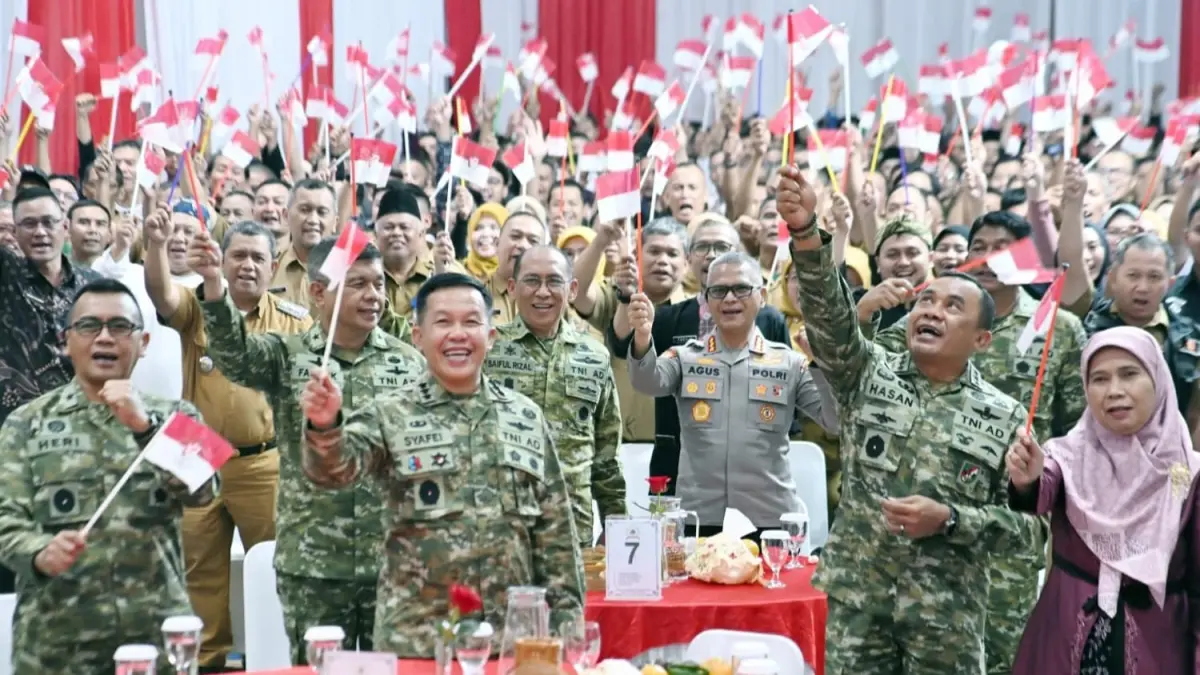 Di era digital, menjaga persatuan, beretika di ruang siber, menangkal hoaks, dan menumbuhkan rasa cinta tanah air menjadi bagian penting dari bela negara.&nbsp;