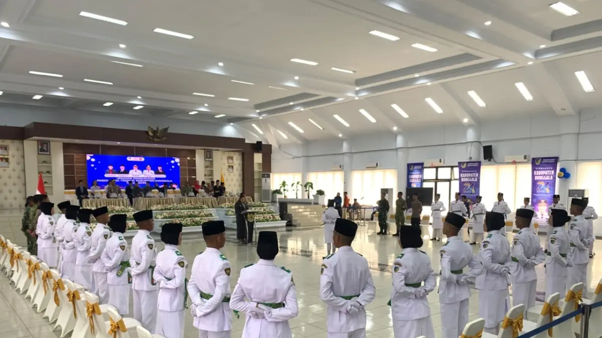 DIKUKUHKAN : 35 anggota Paskibraka Donggala saat dikukuhkan oleh Bupati Donggala di Aula Kasiromu, Jumat (14/8/26).(FOTO: UJANG SUGANDA/RADAR PALU)