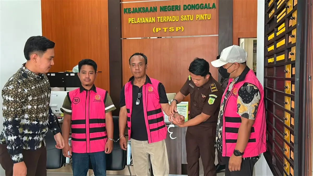 DILIMPAHKAN : Ketiga tersangka saat mengenakan rompi tahanan Kejari Donggala usai dilimpahkan oleh Polda Sulteng ke Kejari Donggala.(FOTO: UJANG SUGANDA/RADAR PALU).